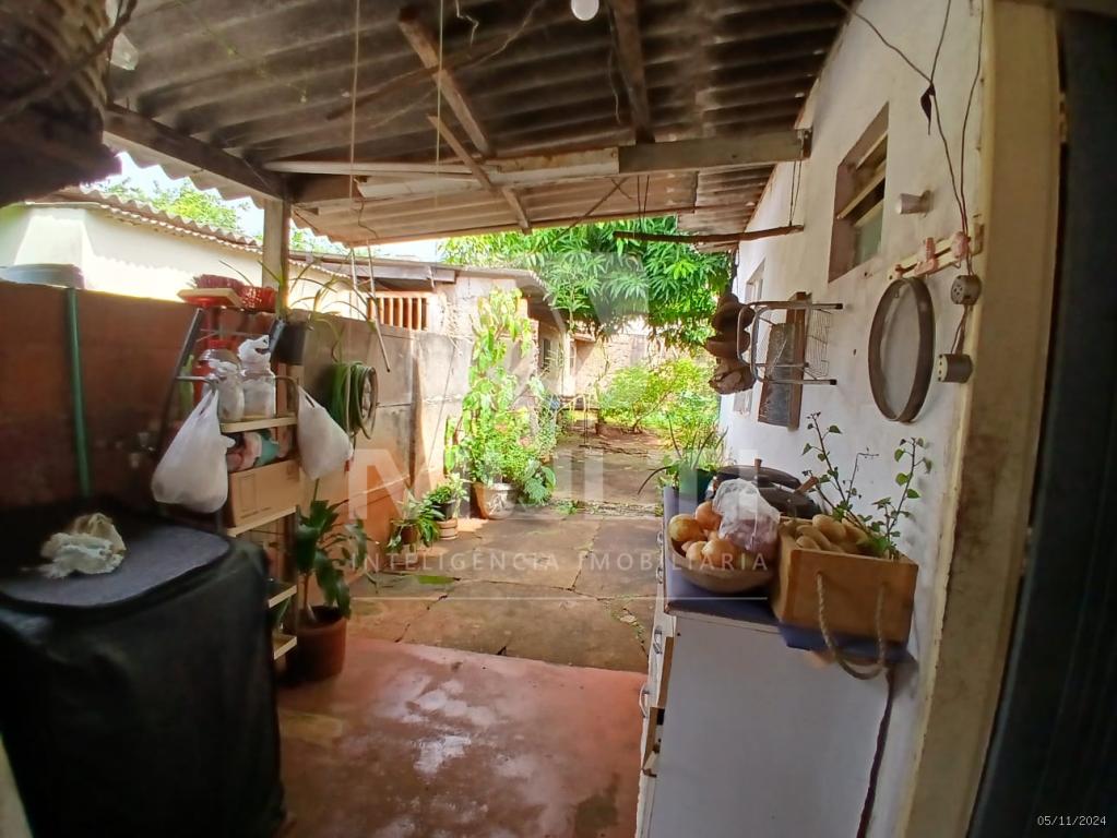 Terreno à venda com 6 quartos, 187m² - Foto 1