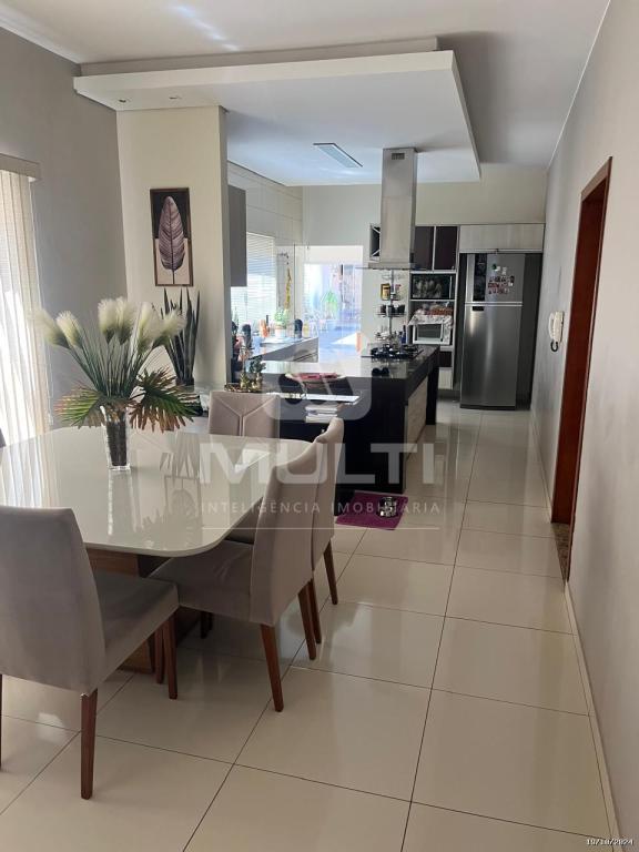 Casa à venda com 4 quartos, 225m² - Foto 1