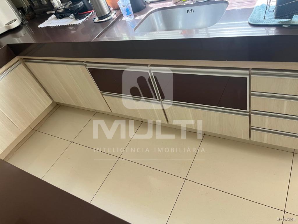 Casa à venda com 4 quartos, 225m² - Foto 3