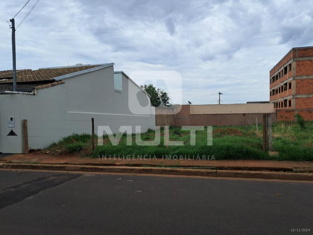 Terreno à venda com 1 quarto, 300m² - Foto 1
