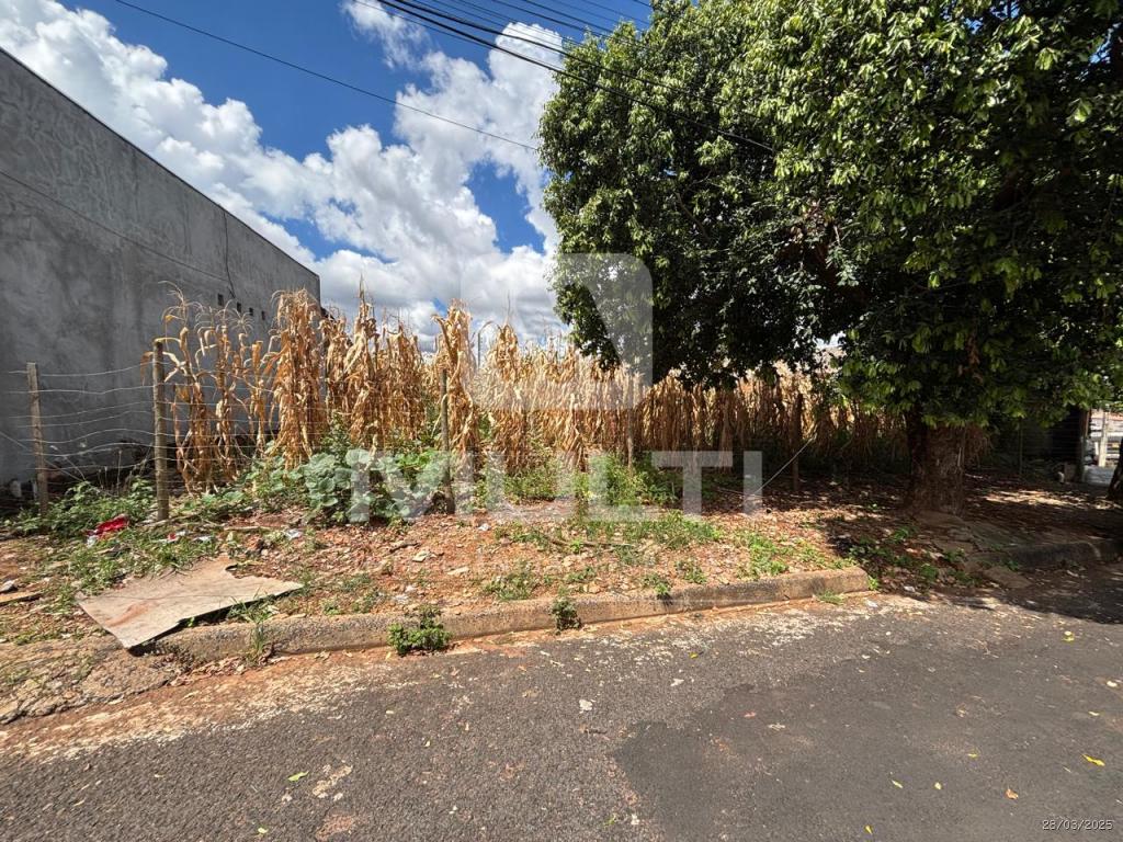 Terreno à venda com 1 quarto, 240m² - Foto 1