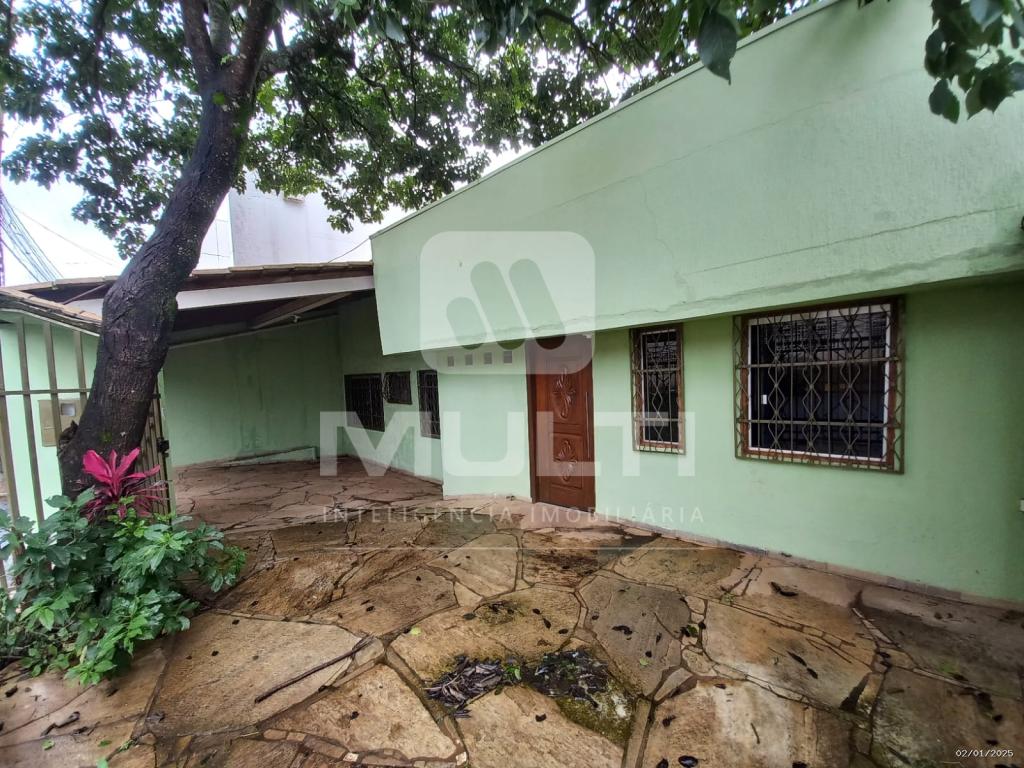 Casa à venda com 4 quartos, 232m² - Foto 1