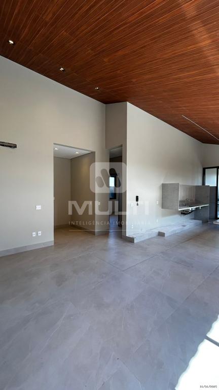 Casa de Condomínio à venda com 3 quartos, 210m² - Foto 2