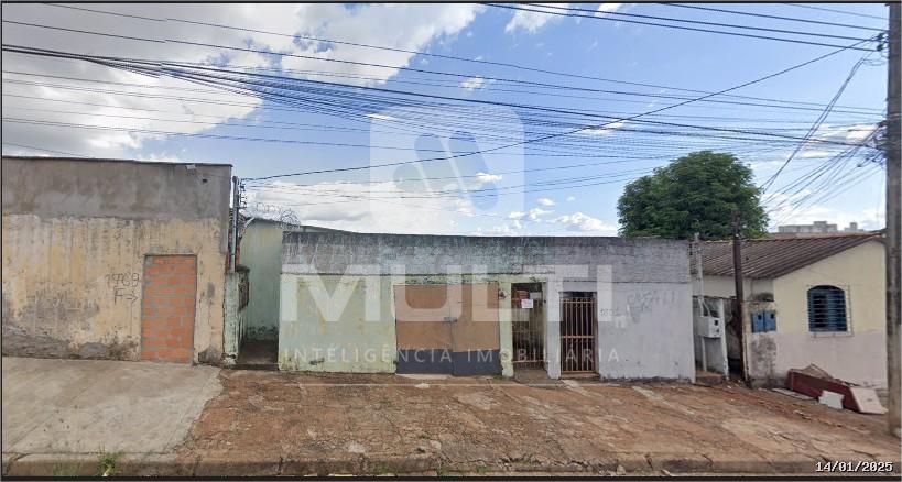 Terreno à venda com 1 quarto, 360m² - Foto 1