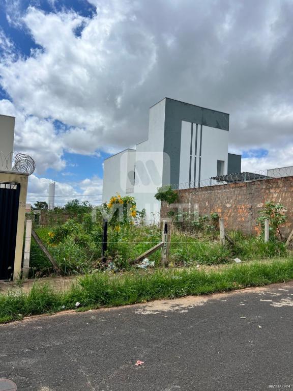 Terreno à venda com 1 quarto, 250m² - Foto 2