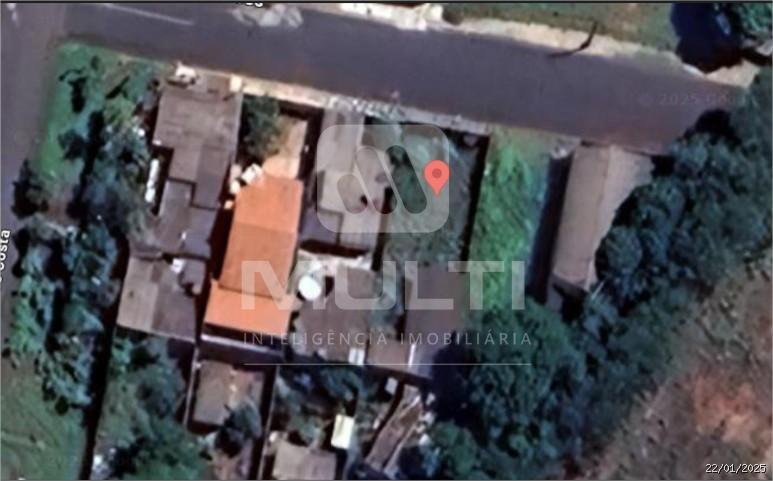 Terreno à venda com 1 quarto, 300m² - Foto 1