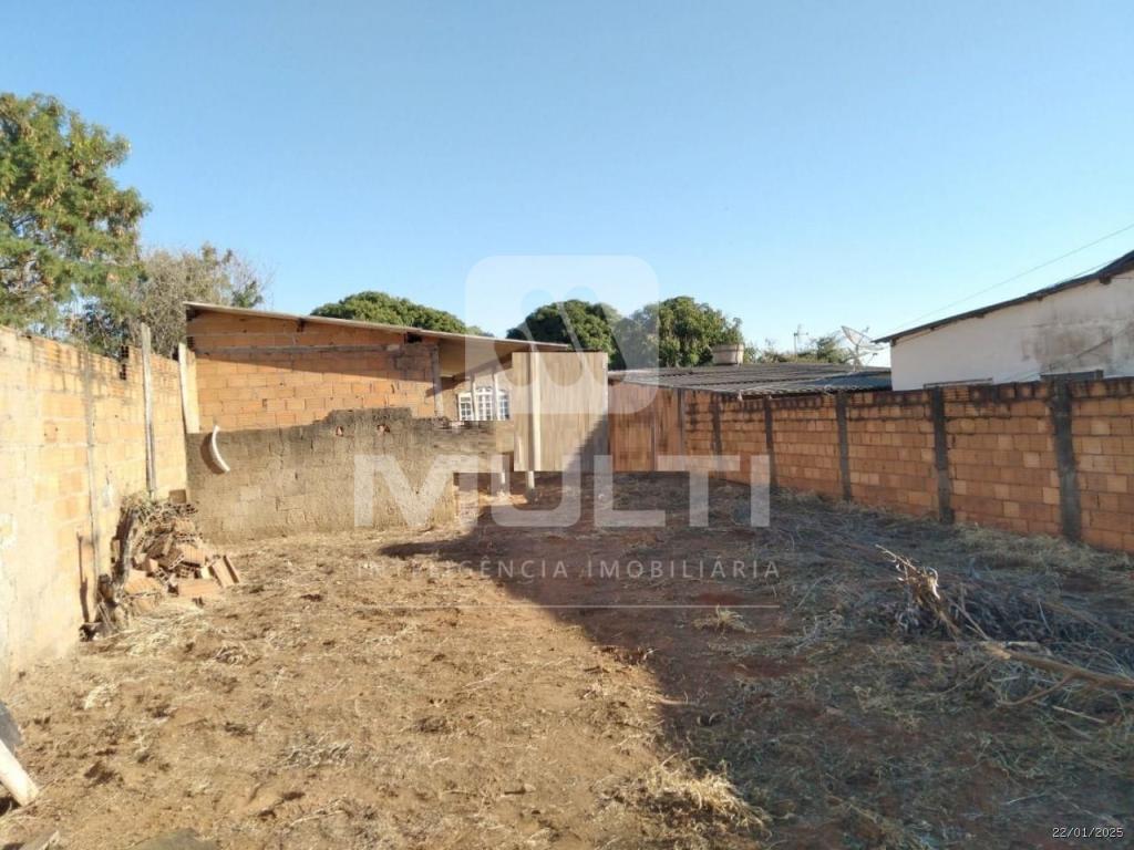 Terreno à venda com 1 quarto, 300m² - Foto 2