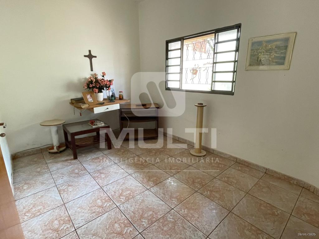 Casa à venda com 3 quartos, 229m² - Foto 1