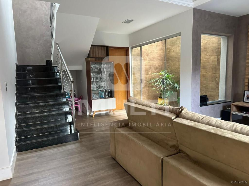 Casa à venda com 3 quartos, 256m² - Foto 1