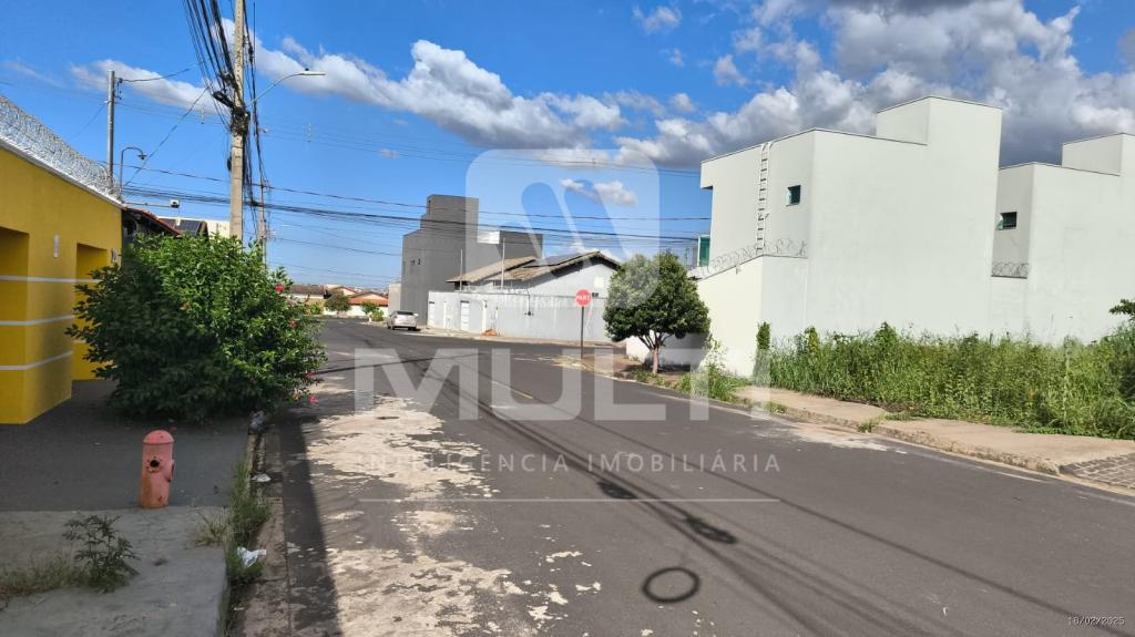 Terreno à venda com 1 quarto, 250m² - Foto 2