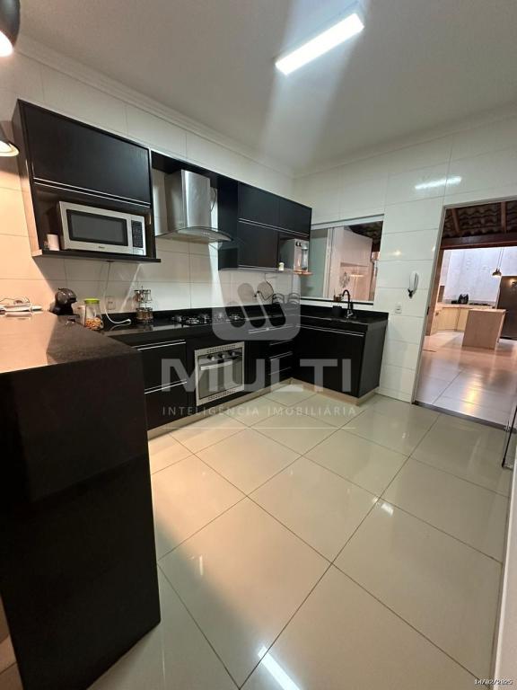 Casa à venda com 2 quartos, 100m² - Foto 3