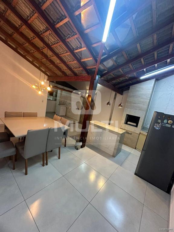 Casa à venda com 2 quartos, 100m² - Foto 4