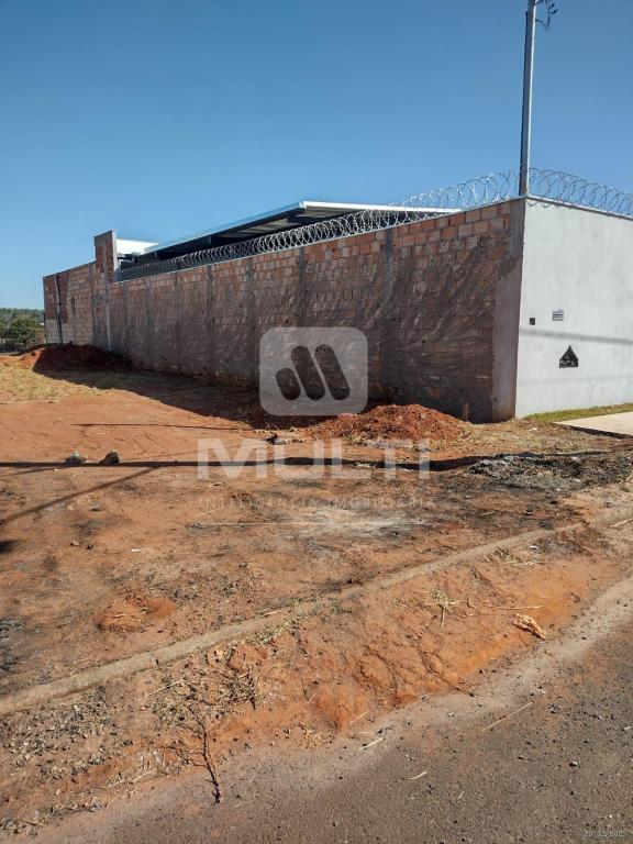 Terreno à venda com 1 quarto, 300m² - Foto 1