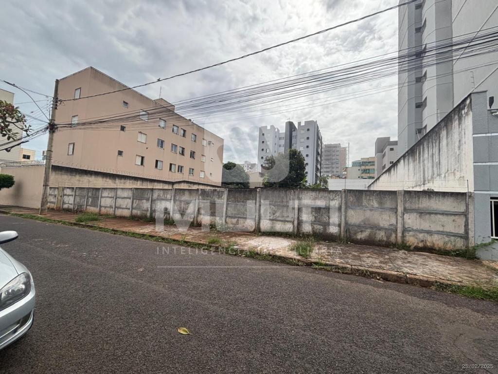 Terreno à venda com 1 quarto, 730m² - Foto 1