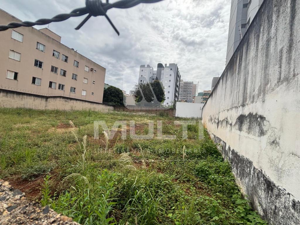 Terreno à venda com 1 quarto, 730m² - Foto 2