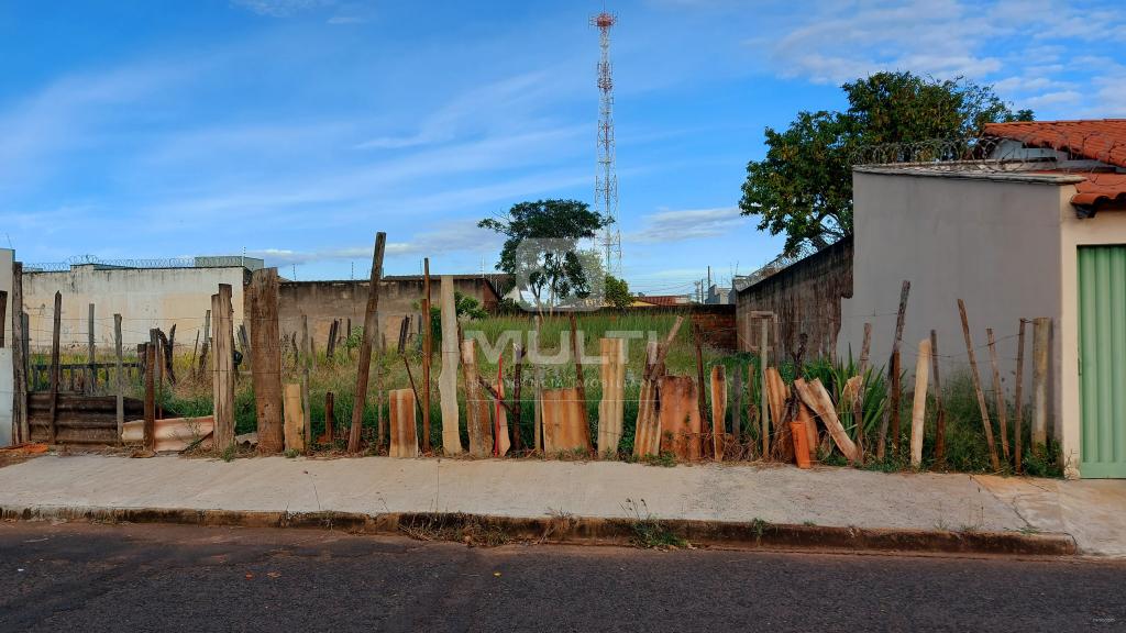 Terreno à venda com 1 quarto, 360m² - Foto 1