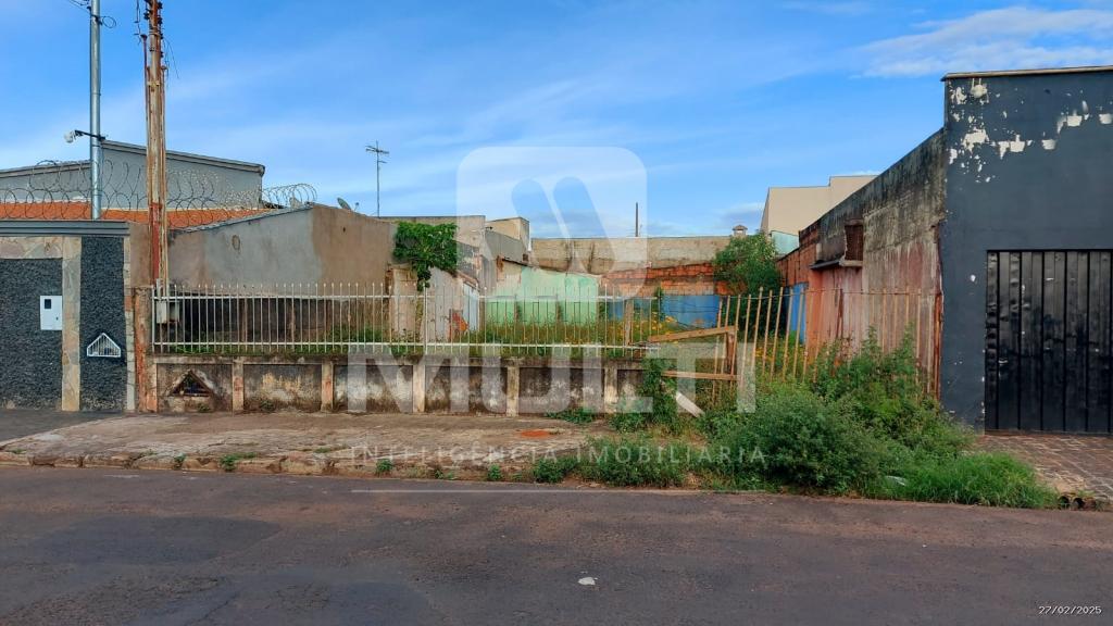 Terreno à venda com 1 quarto, 240m² - Foto 1
