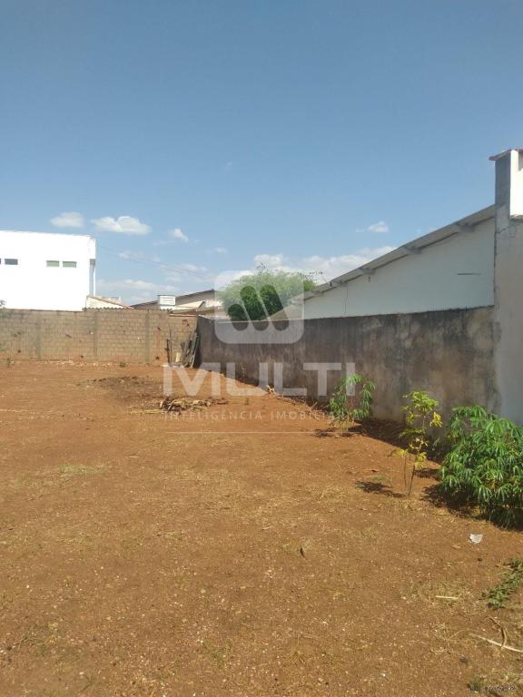 Terreno à venda com 1 quarto, 300m² - Foto 1