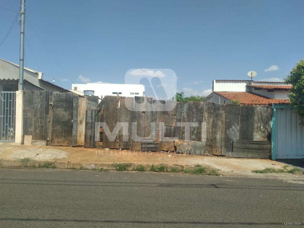 Terreno à venda com 1 quarto, 300m² - Foto 3