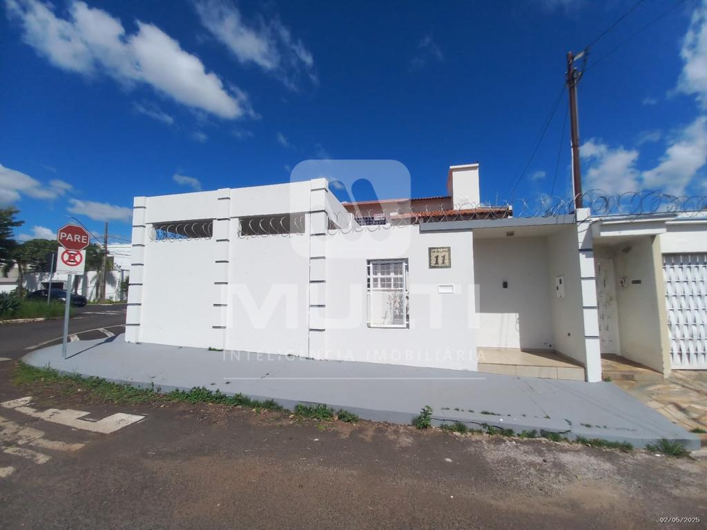 Casa à venda com 4 quartos, 236m² - Foto 1