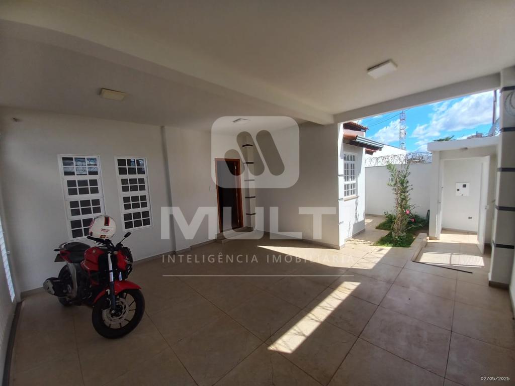 Casa à venda com 4 quartos, 236m² - Foto 2