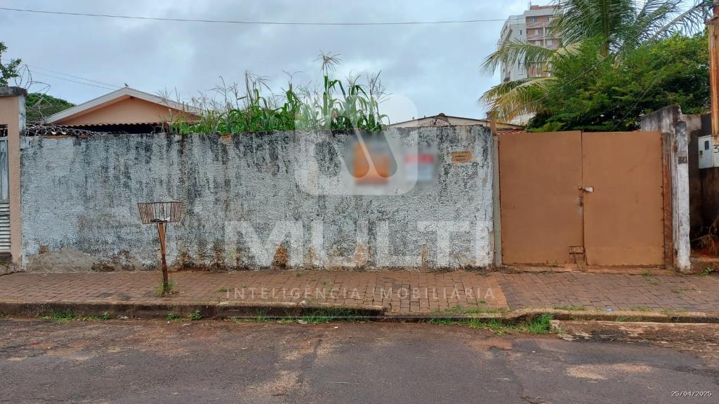 Terreno à venda com 1 quarto, 302m² - Foto 1