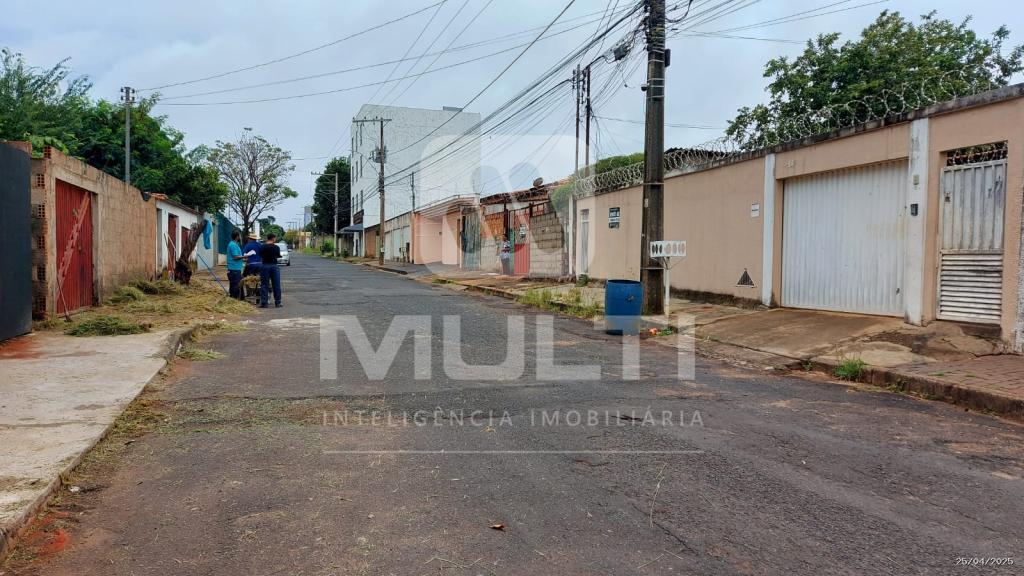 Terreno à venda com 1 quarto, 302m² - Foto 2