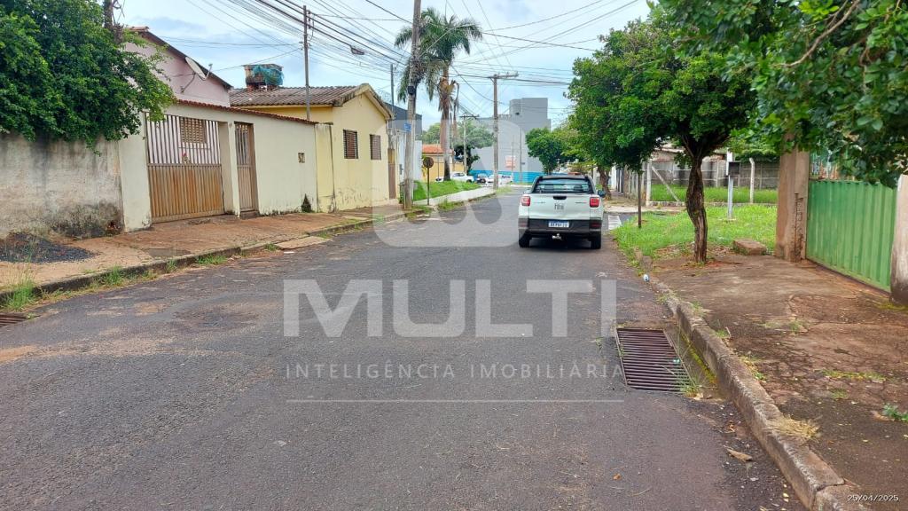 Terreno à venda com 1 quarto, 302m² - Foto 3
