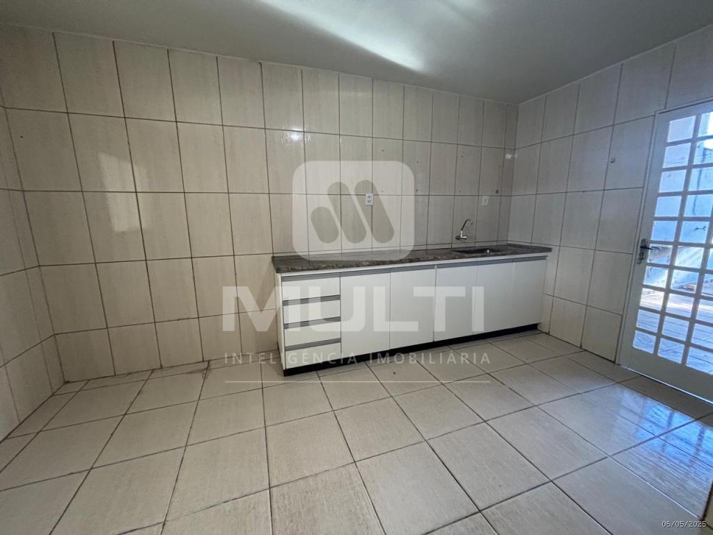 Casa à venda com 3 quartos, 170m² - Foto 2