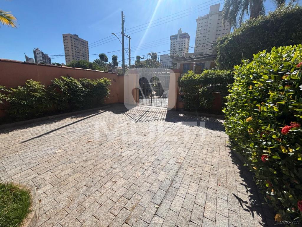 Casa à venda com 3 quartos, 351m² - Foto 1