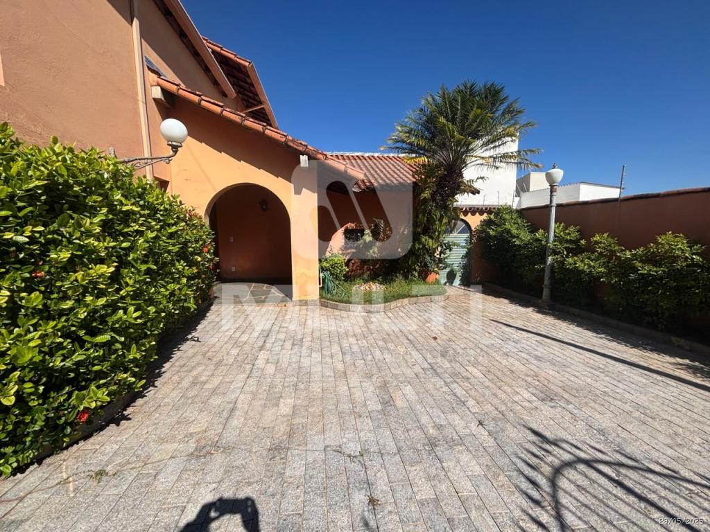 Casa à venda com 3 quartos, 351m² - Foto 2