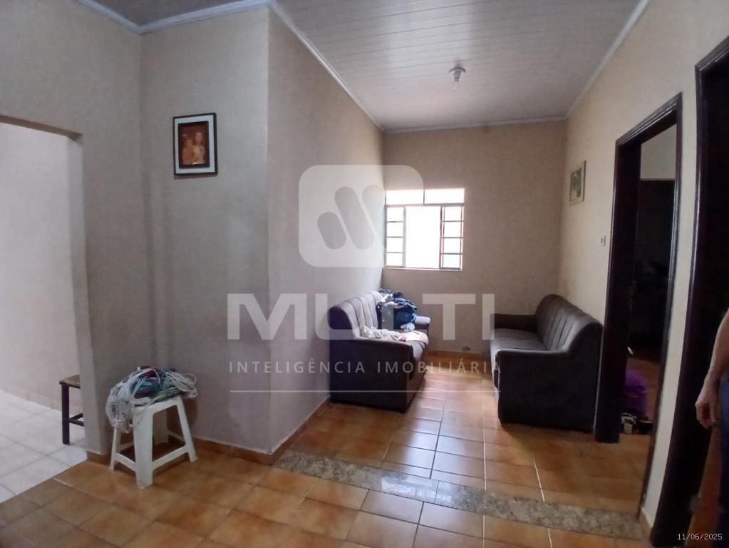 Casa à venda com 3 quartos, 200m² - Foto 1