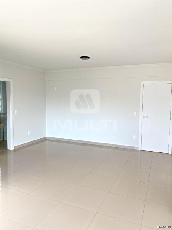 Apartamento à venda com 3 quartos, 114m² - Foto 2