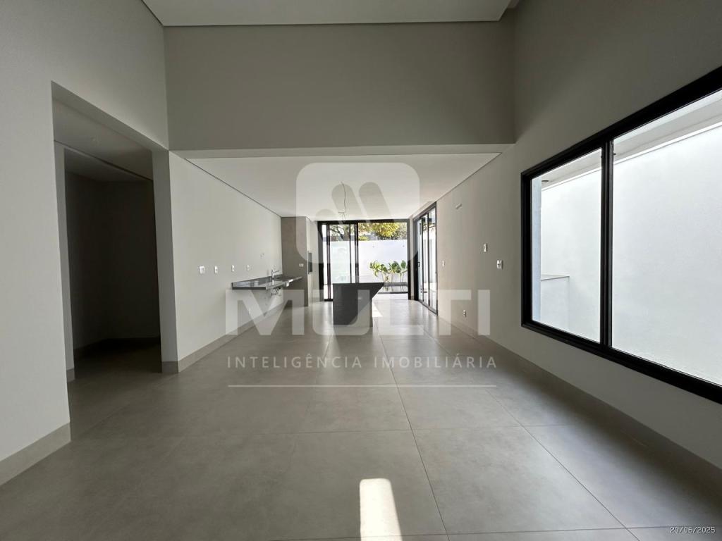 Casa de Condomínio à venda com 3 quartos, 216m² - Foto 3