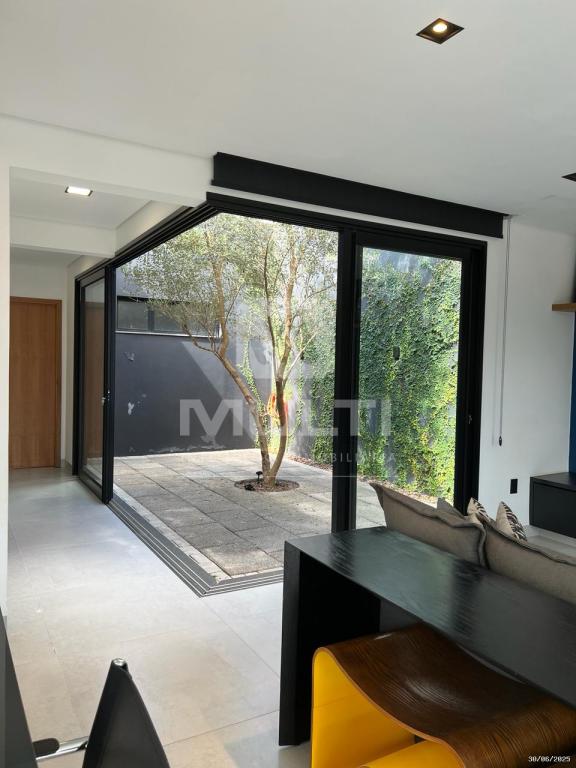 Casa à venda com 3 quartos, 150m² - Foto 1