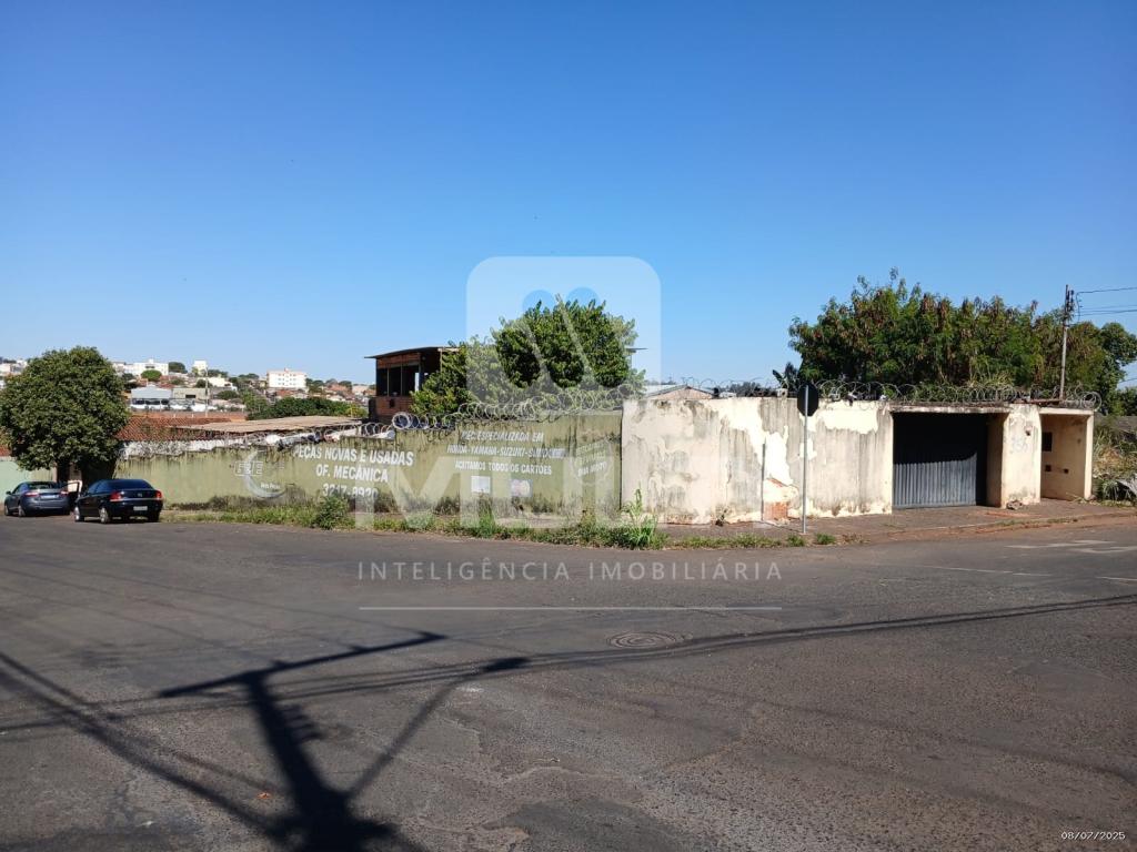 Terreno à venda com 1 quarto, 800m² - Foto 1