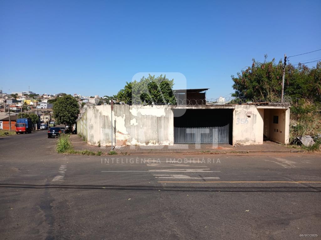 Terreno à venda com 1 quarto, 800m² - Foto 2