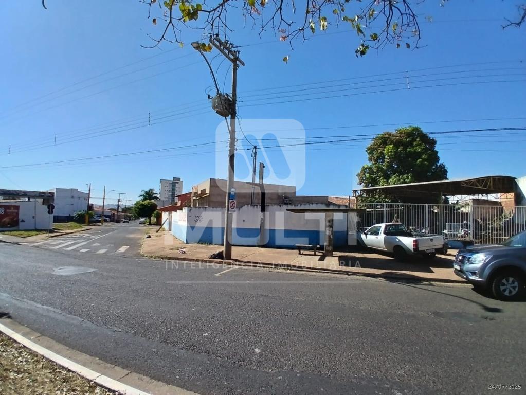 Terreno à venda com 1 quarto, 375m² - Foto 1