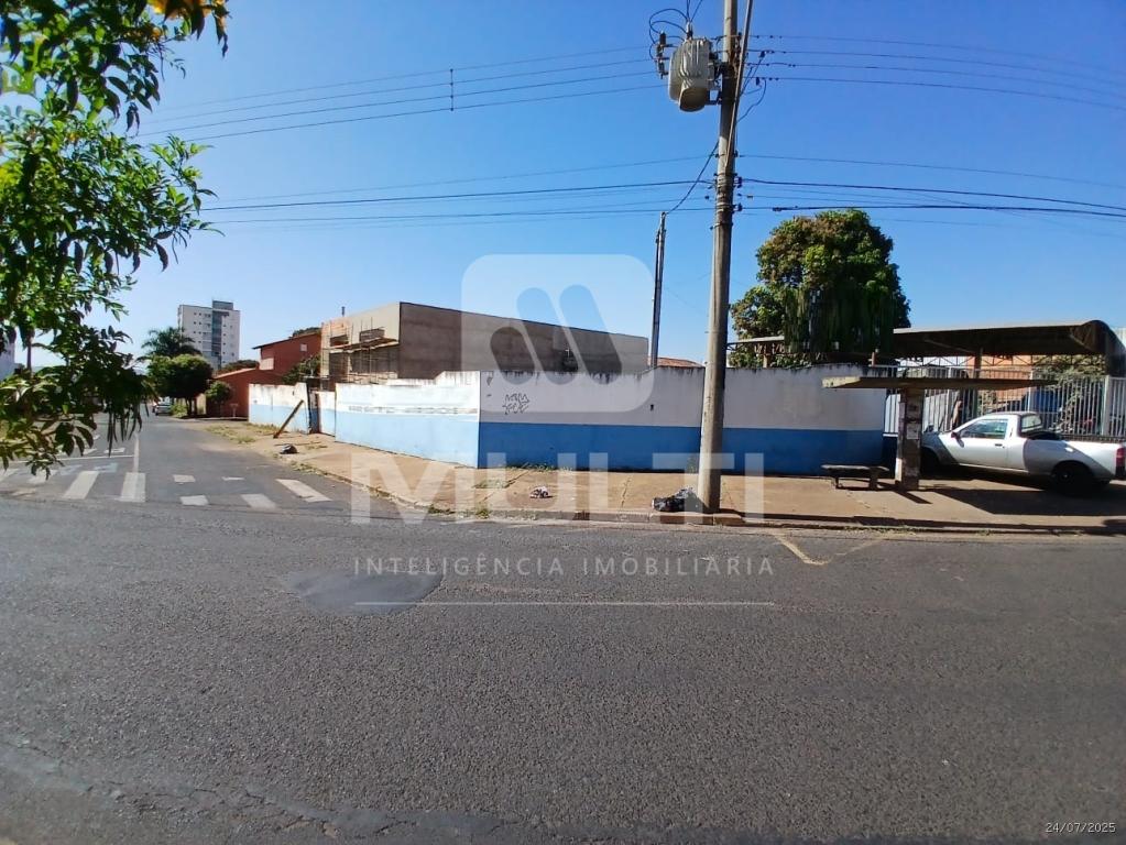 Terreno à venda com 1 quarto, 375m² - Foto 3