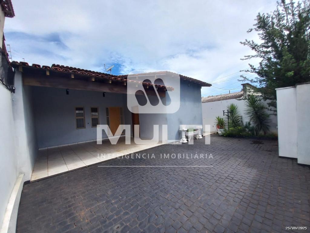 Casa à venda com 3 quartos, 215m² - Foto 1
