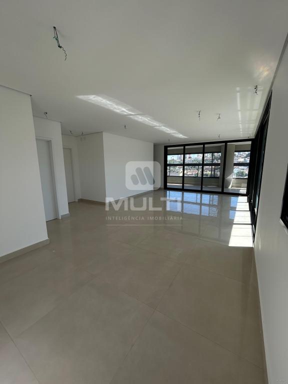 Apartamento à venda com 3 quartos, 203m² - Foto 2