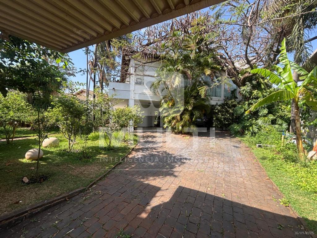 Casa à venda com 6 quartos, 600m² - Foto 1