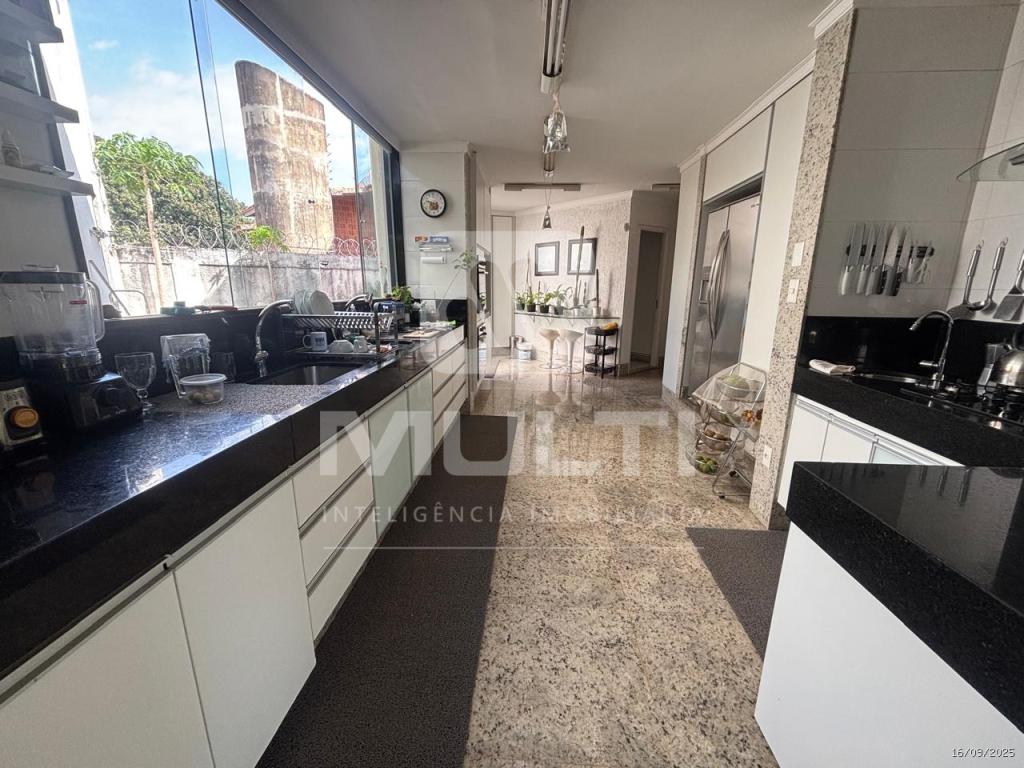 Casa à venda com 6 quartos, 600m² - Foto 17