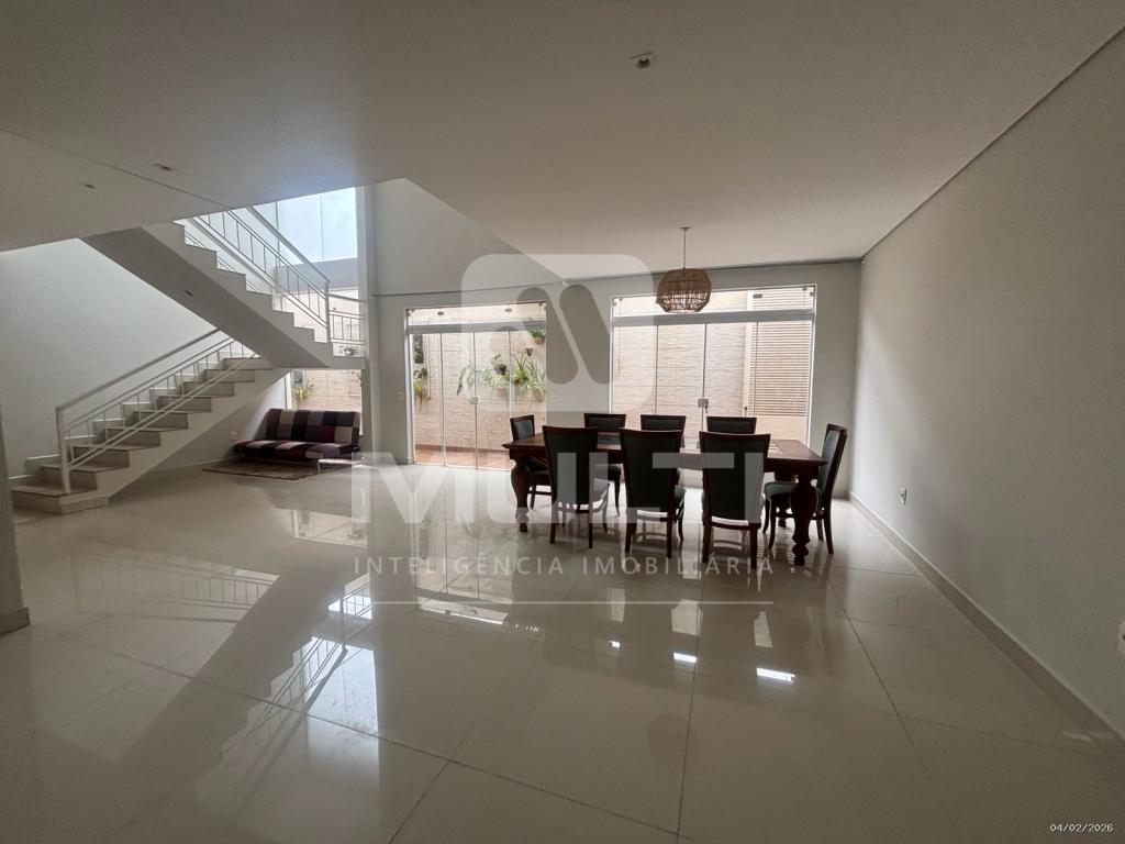 Casa, 4 quartos, 225 m² - Foto 1