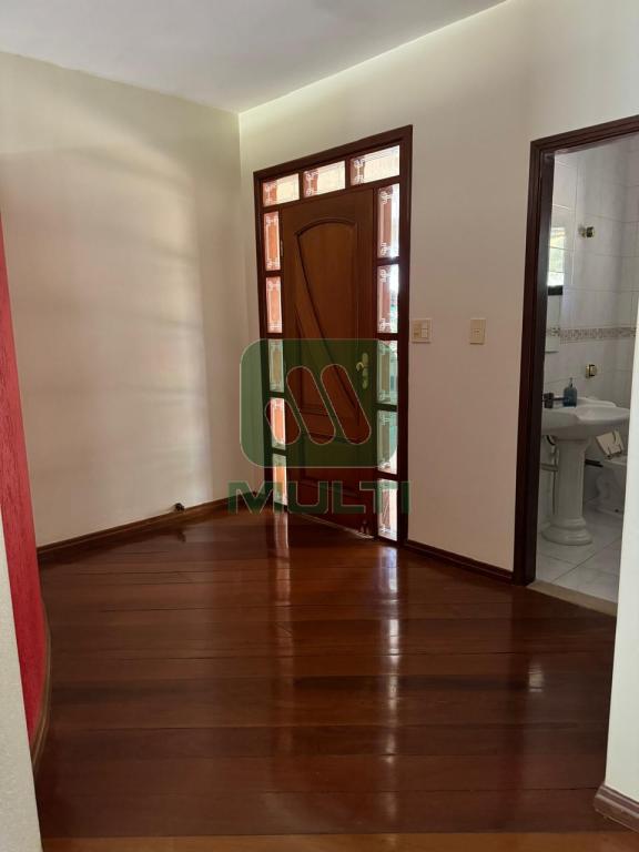 Casa de Condomínio à venda com 4 quartos, 583m² - Foto 2