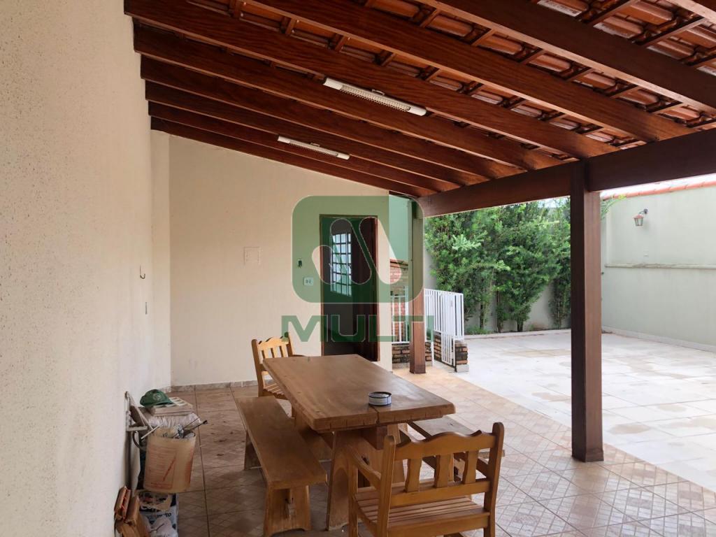 Casa à venda com 3 quartos, 190m² - Foto 1