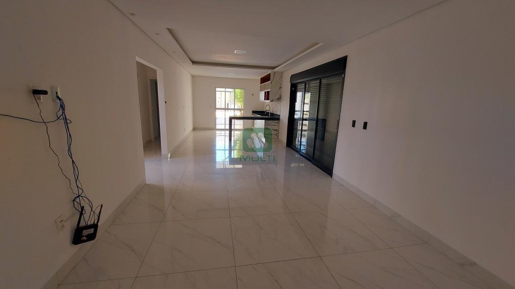 Casa à venda com 3 quartos, 227m² - Foto 3