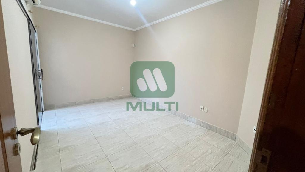 Casa à venda com 3 quartos, 201m² - Foto 1