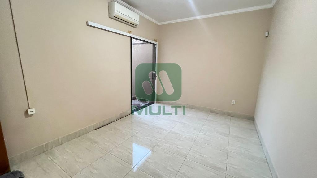 Casa à venda com 3 quartos, 201m² - Foto 2