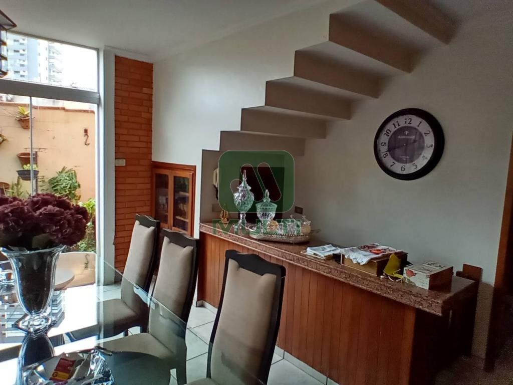 Casa à venda com 3 quartos, 360m² - Foto 4